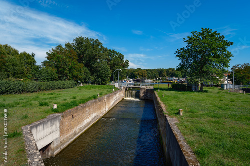 An der Schleuse von Malz, einem Ortsteil von Oranienburg, überqueren der 