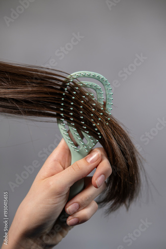 Canvas Print brosse à cheveux brossant une mèche de cheveux chatains