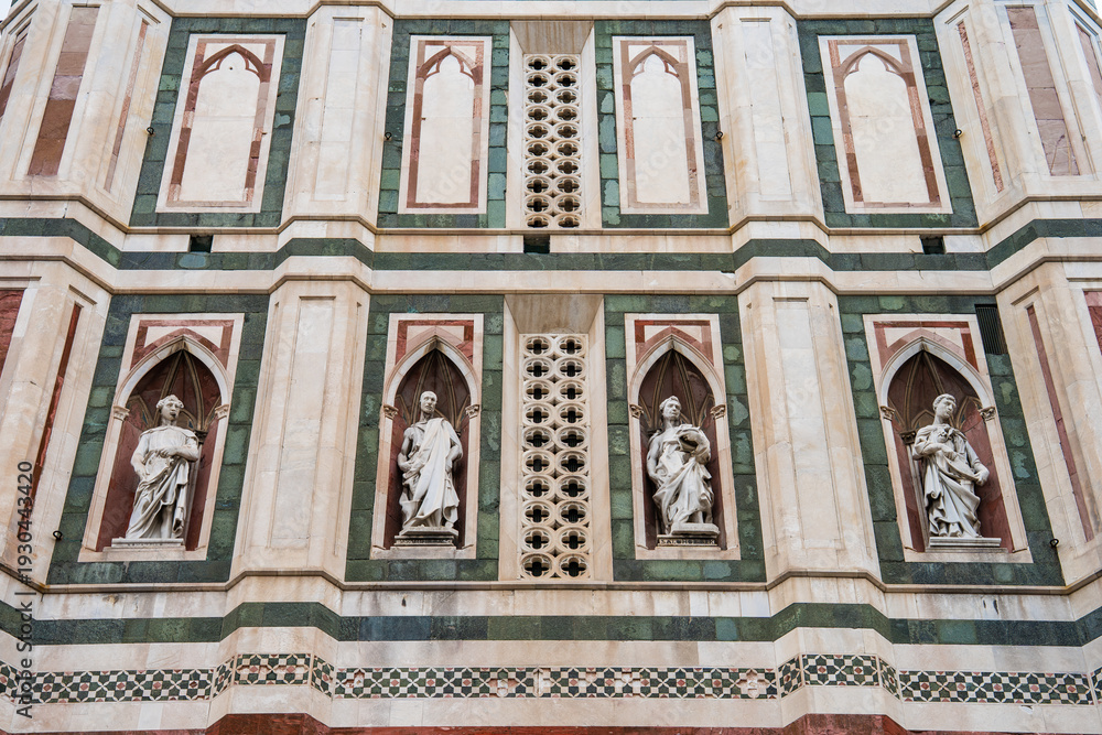 Obraz premium Close-up details of Florence Cathedral's exterior facade (Cattedrale di Santa Maria del Fiore), showcasing intricate marble and Gothic design. Florence,Italy 03.01.2026 