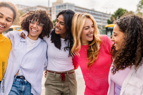 Fotografie Group of diverse women embracing and laughing together