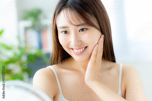 Free Download スキンケアをする女性 - GFXLoad
