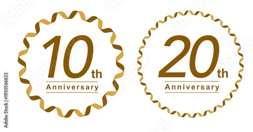10周年と20周年のアニバーサリーを祝うゴールドの円形ロゴマーク、シンプルで高級感のあるエンブレムセット。企業の創立記念、店舗の周年セール、イベントやお祝いのバナーデザインに最適なベクターイラスト素材。