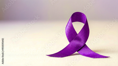 Lazo morado de satén brillante, símbolo del Día Internacional de la Mujer (8M). Representa igualdad, derechos y justicia social. Imagen elegante ideal para campañas y comunicación institucional.