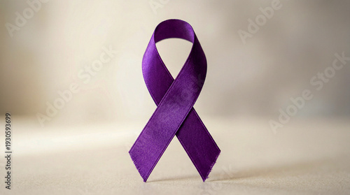 Lazo morado de satén brillante, símbolo del Día Internacional de la Mujer (8M). Representa igualdad, derechos y justicia social. Imagen elegante ideal para campañas y comunicación institucional.