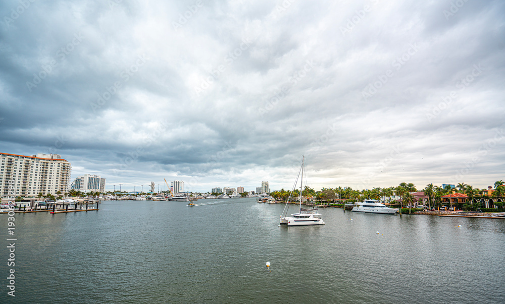 Fototapeta premium Fort Lauderdale, Florida, US - January 28, 2026: People enjoying the scenic views of Fort Lauderdale, featuring its beaches, rivers, lakes, luxury villas, and yachts in Florida, US.