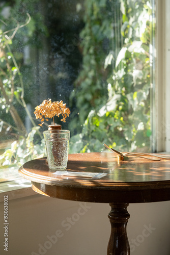 カフェの窓辺のテーブル