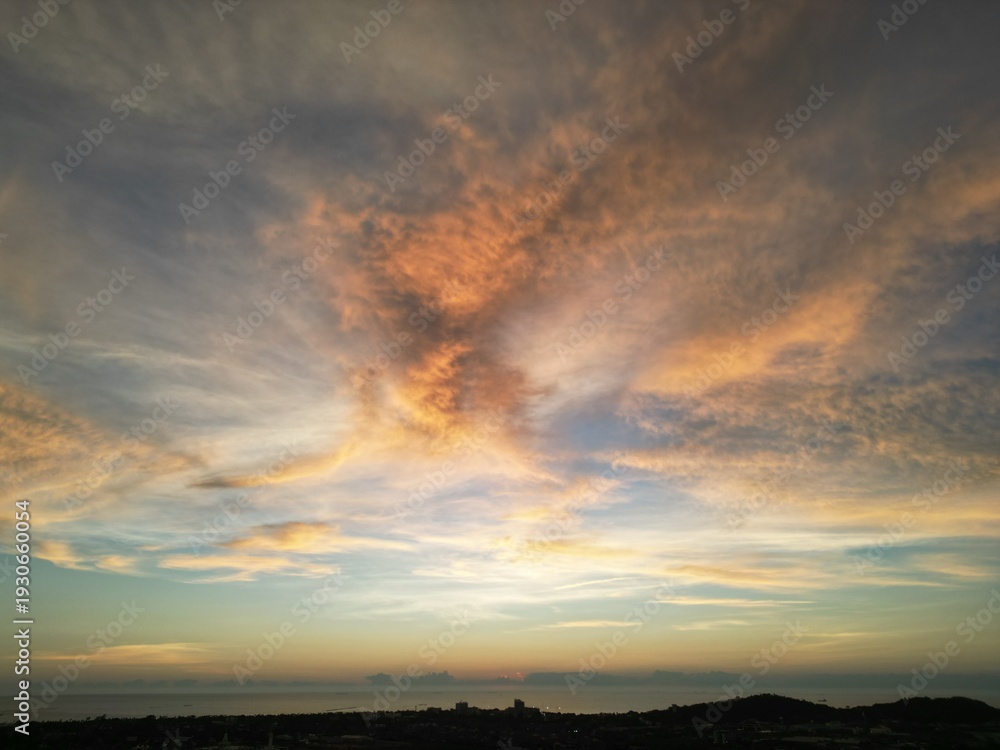 Fototapeta premium 불타는 구름과 강렬한 붉은 노을이 하늘을 뒤덮은 태국 방센의 환상적인 저녁 노을 파노라마 전경 