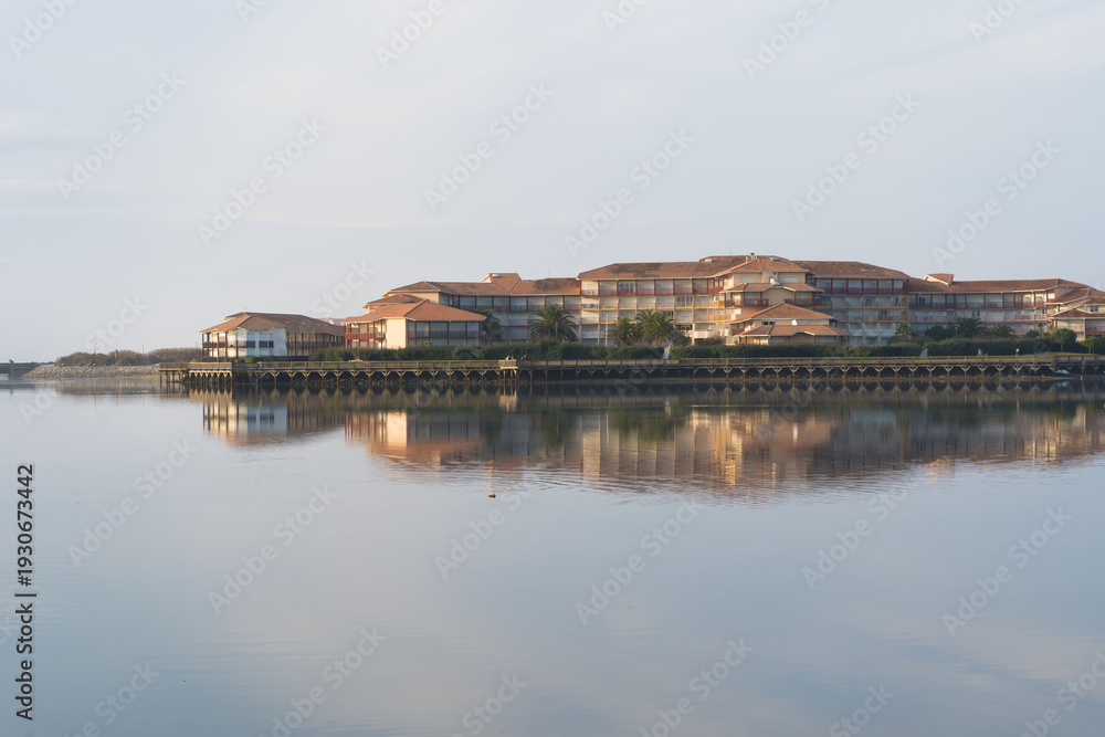 Obraz premium Résidence Le Boucanier vue depuis la plage à Lac Vieux Boucau, France