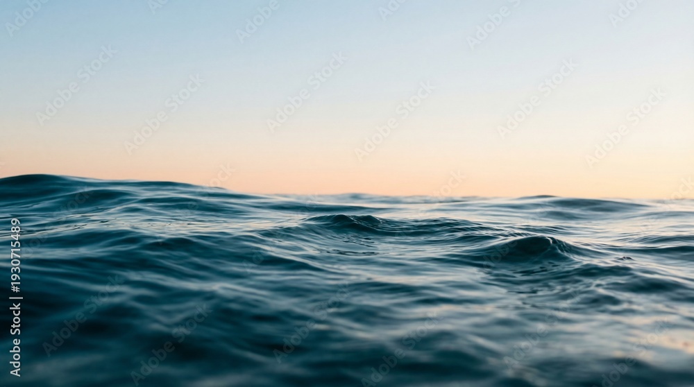 Obraz premium A serene ocean scene with gentle waves at sunset