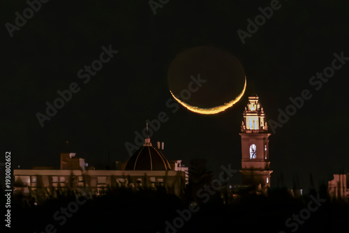 Luna creciente sobre campanario de Massamagrell, Valencia, España