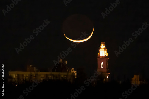 Luna creciente sobre campanario de Massamagrell