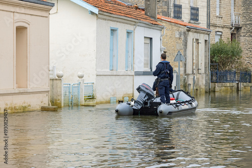 Bateau de secours dans une rue inondée suite à la crue de la Charente à Saintes
