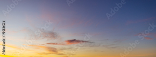 Panel kuchenny z motywem Beautiful golden sunset sky with wispy cirrus clouds at twilight,A breathtaking view of the evening sky during golden hour, featuring delicate orange and yellow wispy clouds scattered across.