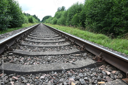Eingleisige Bahnstrecke in Lettland