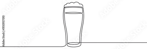 Continuous line drawing beer glass with foam on top, representing a refreshing alcoholic beverage in a minimalist art style.