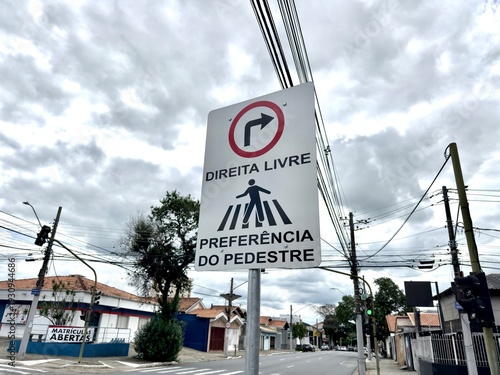 Photos Placa de sinalezação direita livre preferencia de pedestre com fundo para rua