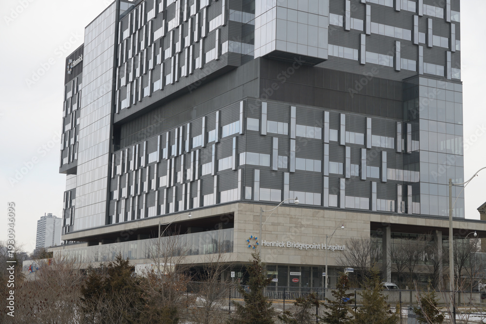 Fototapeta premium exterior of Hennick Bridgepoint Hospital (viewed from Gerrard St E (southwest corner), Toronto