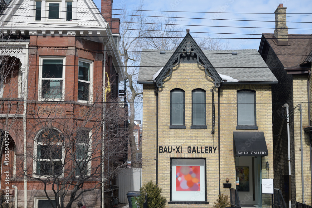 Obraz premium exterior of a Victorian heritage row house at 340 Dundas St W, now Bau-Xi Gallery, Toronto