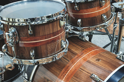 Photography Several drums with wooden bodies and silver rims