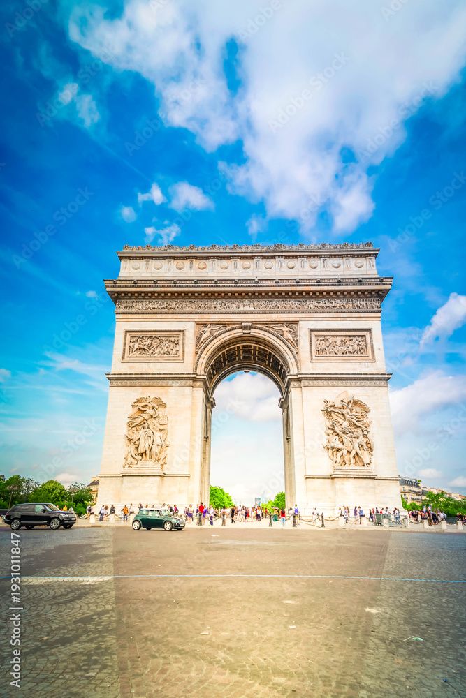 Fototapeta premium view of Arc de Triomphe landmark, Paris, France
