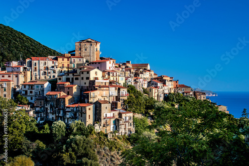 Fotografie Hilltop Village Overlooking the Mediterranean in Southern Italy