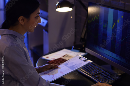 Female business analyst wor...