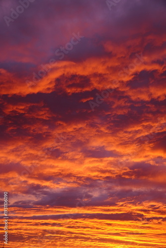 Glühender Himmel mit Wolken