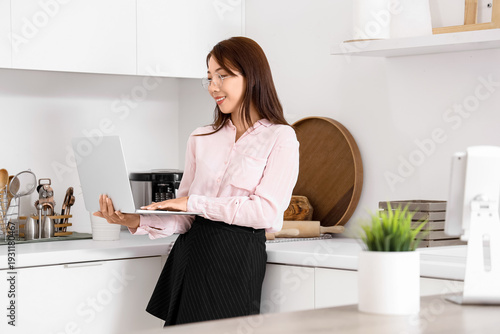 Young Asian businesswoman w...