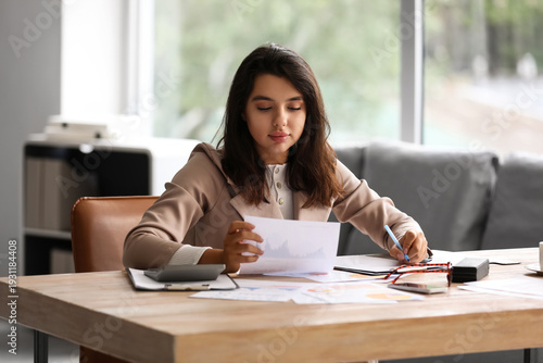 Young businesswoman doing p...