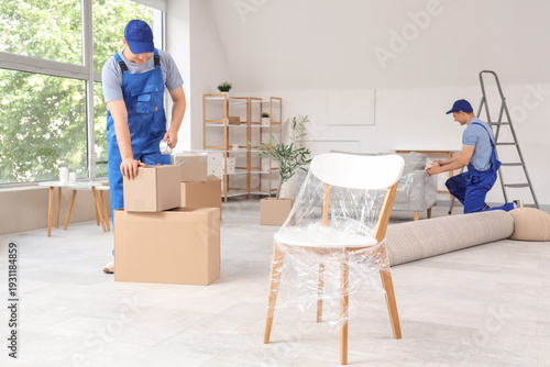 Loaders packing furniture i...