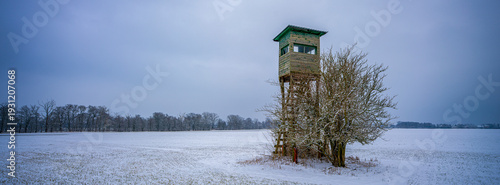 Wallpaper Mural ein Förster Ansitz auf einem verschneitem Feld Torontodigital.ca