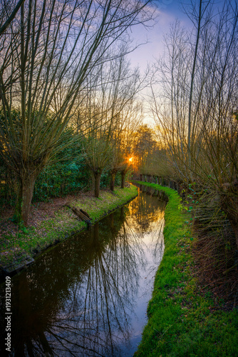 Wallpaper Mural ein Wassergraben bei untergehender Sonne im Hintergrund Torontodigital.ca
