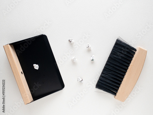 卓上用ミニサイズほうきとちりとり白背景