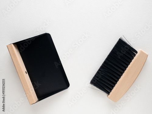 卓上用ミニサイズほうきとちりとり白背景