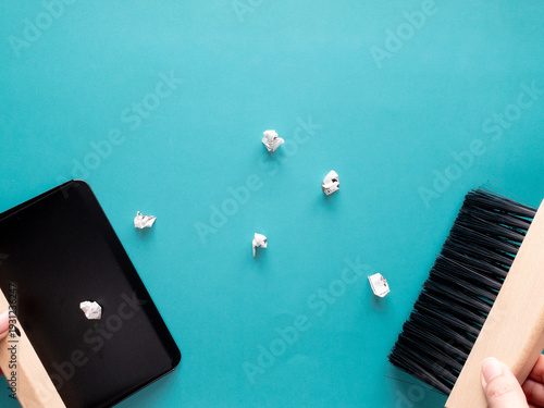 卓上用ミニサイズほうきとちりとり青背景