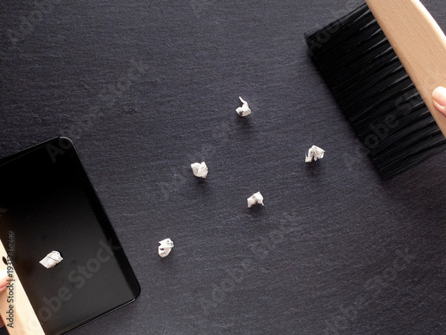 卓上用ミニサイズほうきとちりとり黒背景