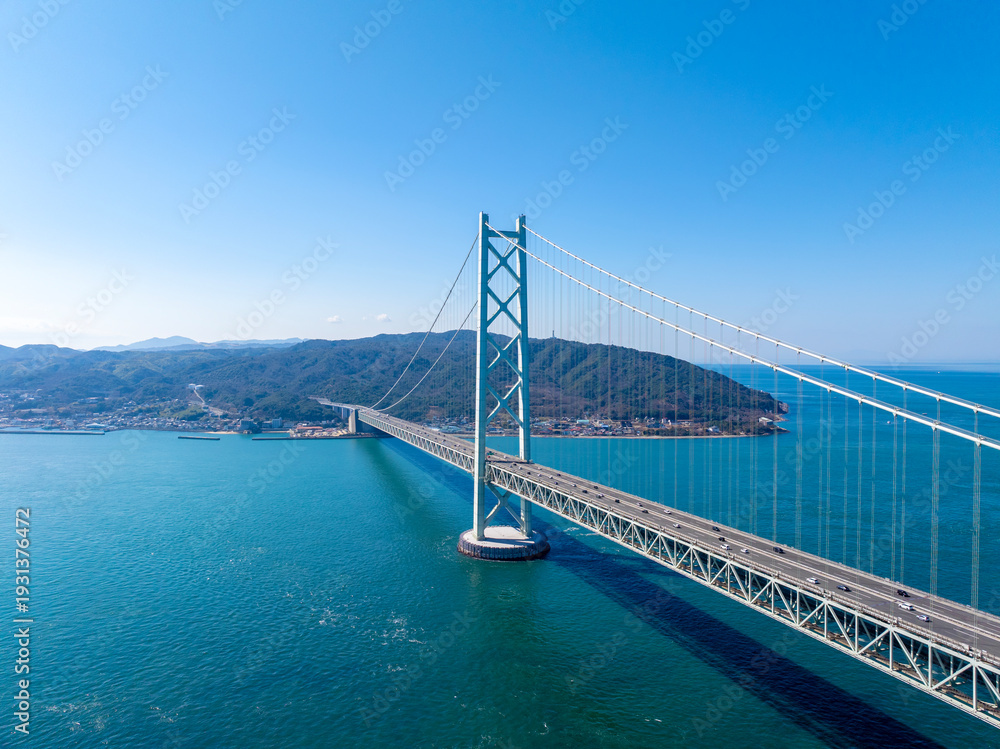 Fototapeta premium 明石海峡大橋と淡路島（兵庫県）