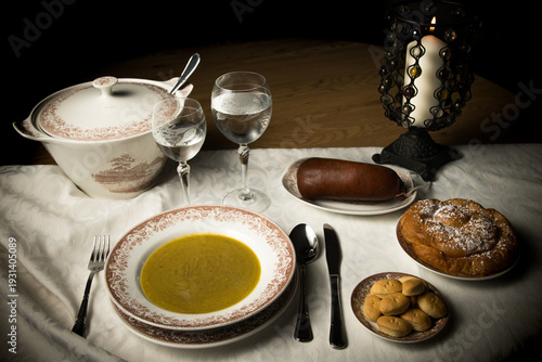 Mesa de otoño con comida tradicional mallorquina y luz de vela