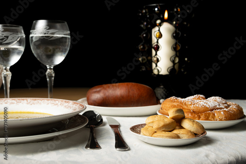 Mesa tradicional Mallorquina con sobrasada, ensaimada y galletas.
