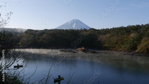 精進湖の朝霞と釣り人