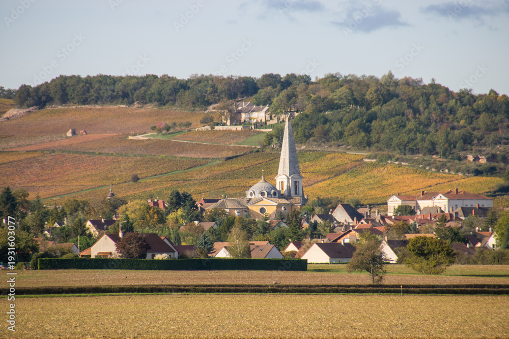 Obraz premium Village viticole de Givry et l'église Saints-Pierre-et-Paul dans le département français de Saône-et-Loire et la région Bourgogne-Franche-Comté.