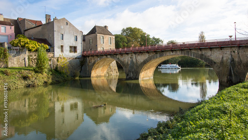 Canvas-taulu jolie vue de Verdun-sur-le-Boubs en Saône et Loire en Bourgogne en France