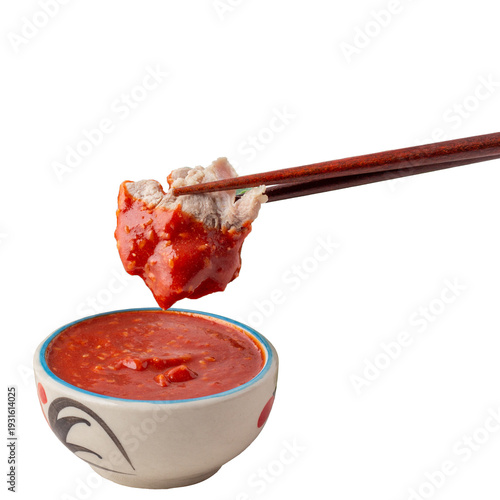 Bilde på lerret chopsticks picked pork dipped into a bowl of sukiyaki sauce, Many vegetables in white bowl include carrots, baby corn, shiitake mushrooms, golden needles, celery and chicken eggs