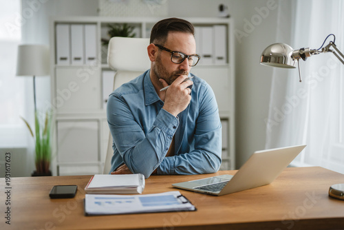 Canvas-taulu Man thinking about work problem, planning business strategy