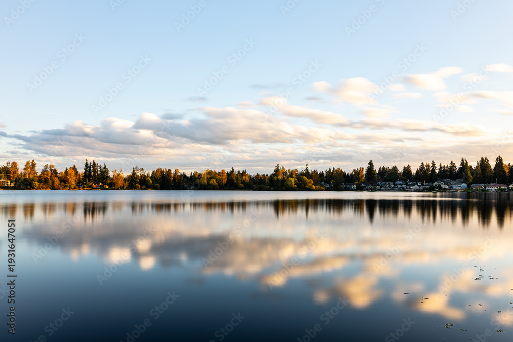 Obraz premium Lake Ballinger: Still water reflects golden hour homes, trees, sky.