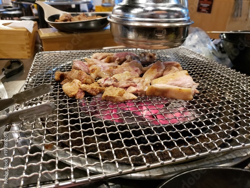 焼肉を食べる