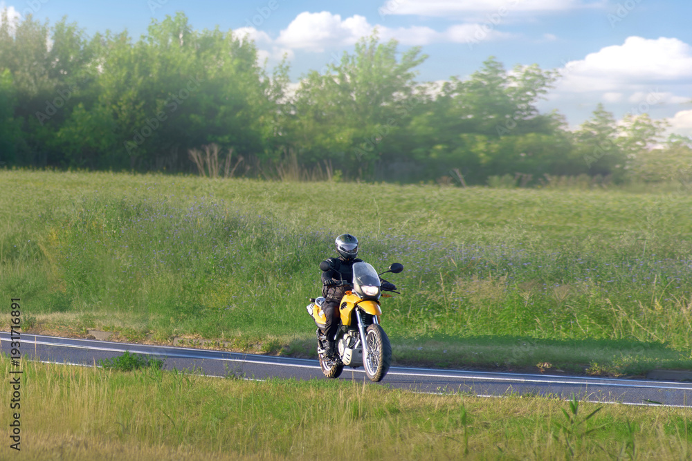 Obraz premium Weekend road trip through countryside scenery