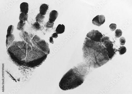Fotografie Foto scattata a delle impronte di un piede e di una mano di un bambino neonato