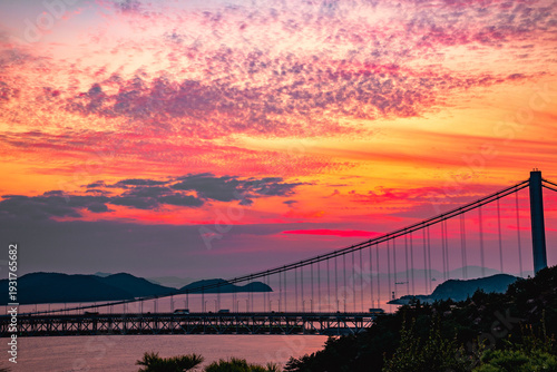 夕日を背景にした瀬戸大橋