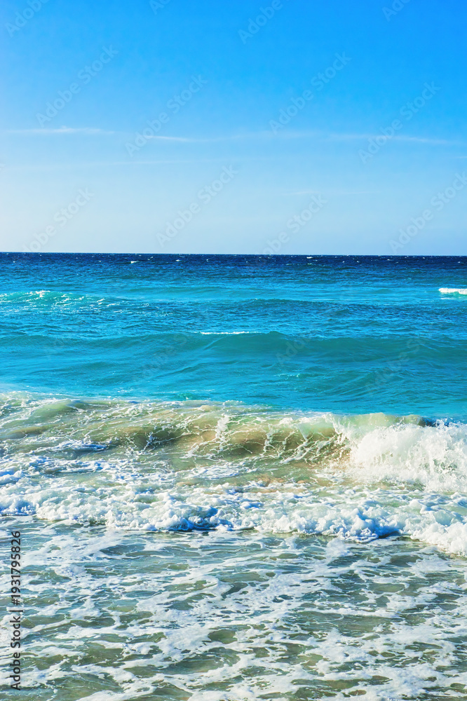 Obraz premium Varadero, Cuba; 04.07.2023. Beautiful, colourful sunset on the beach in Varadero, Cuba! Cote d'Azur of the Atlantic Ocean, next to the Caribbean Sea. Cuba wild palm beach background. Nature blue sea 